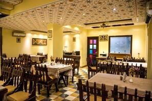 Se ofrece un desayuno continental (150 INR por persona)