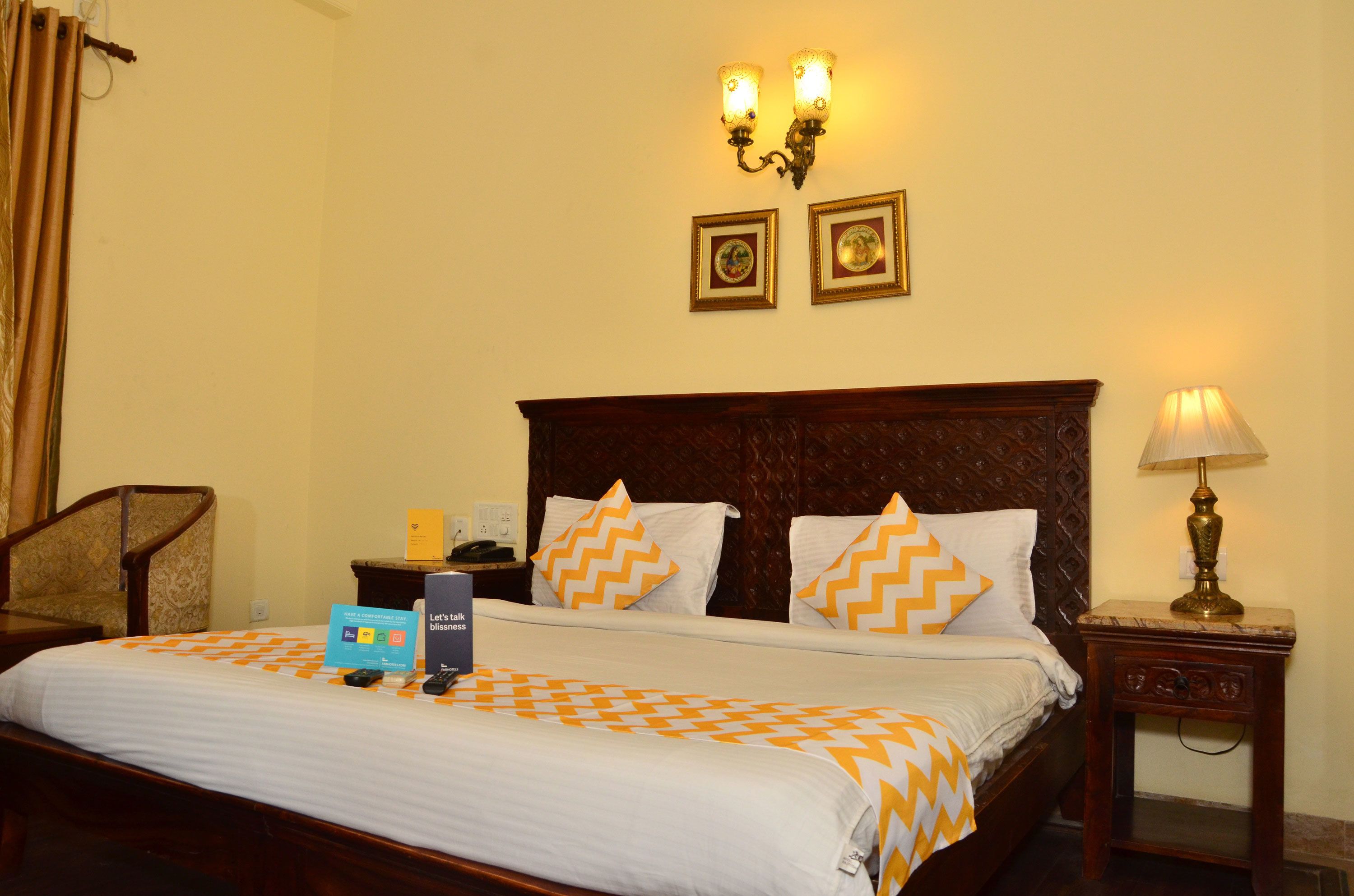 deluxe room | minibar, in-room safe, desk, soundproofing