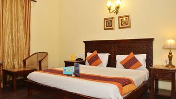 Deluxe Room | Bar mini, peti besi dalam bilik, meja, kalis bunyi