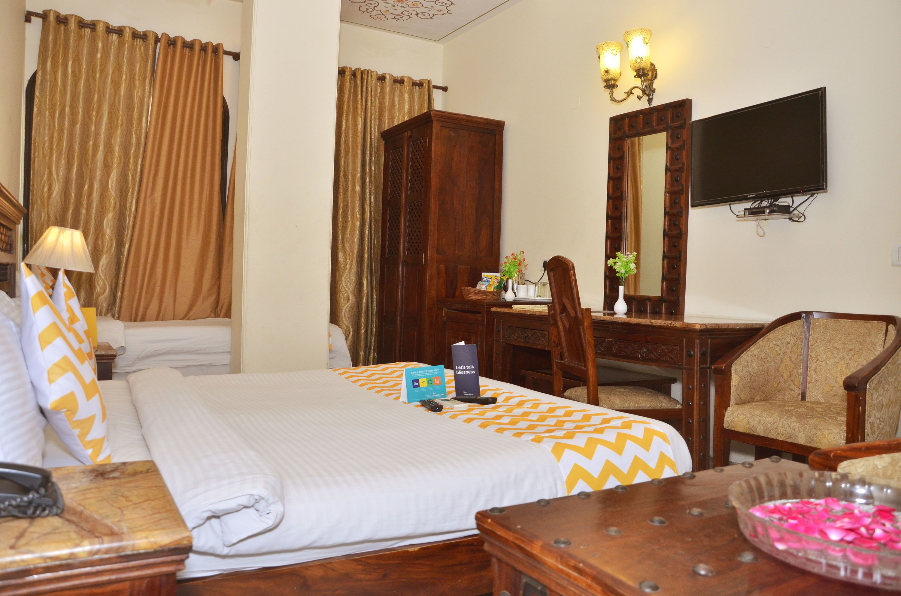 super deluxe | minibar, in-room safe, desk, soundproofing