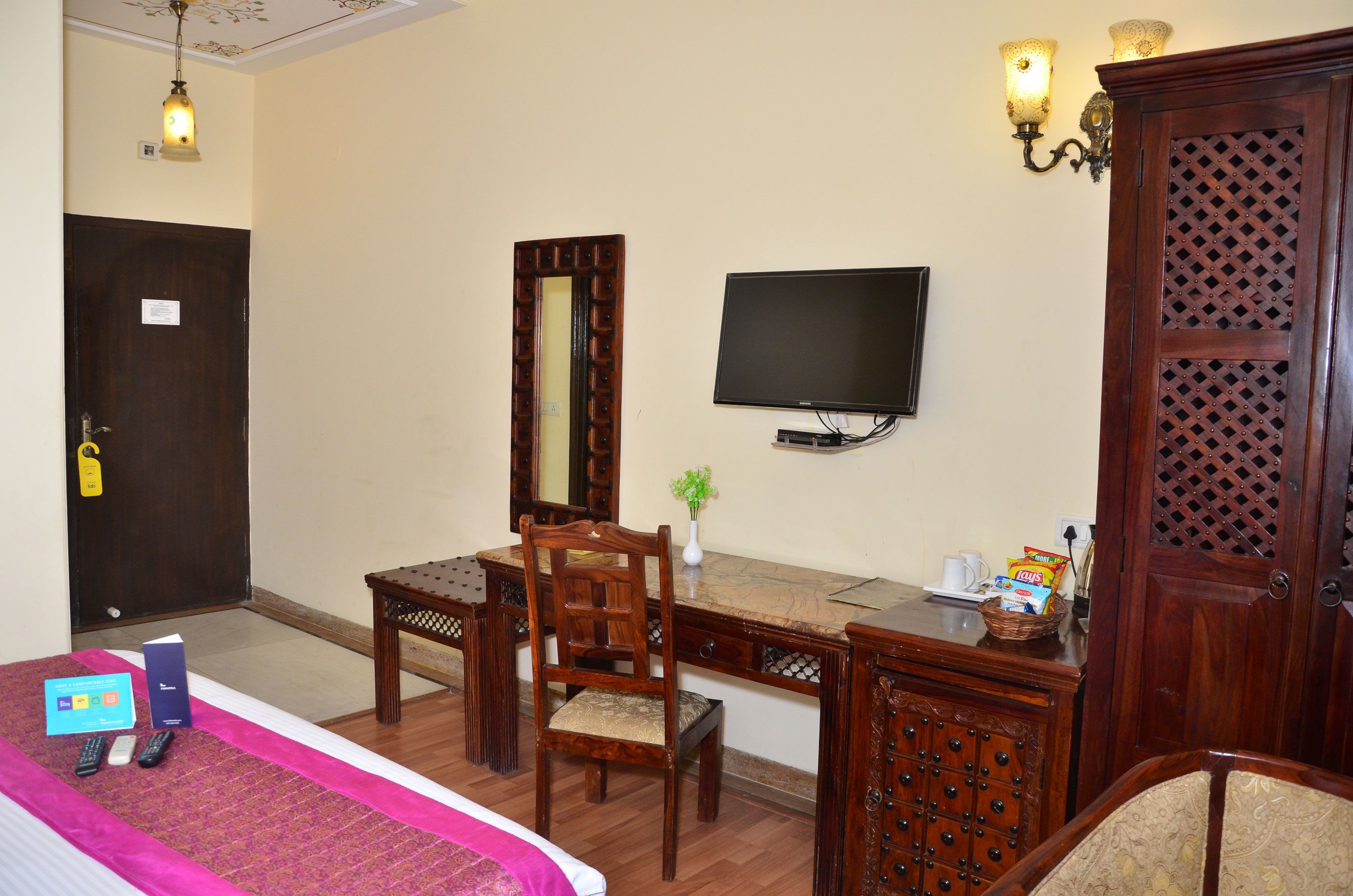 deluxe room | minibar, in-room safe, desk, soundproofing