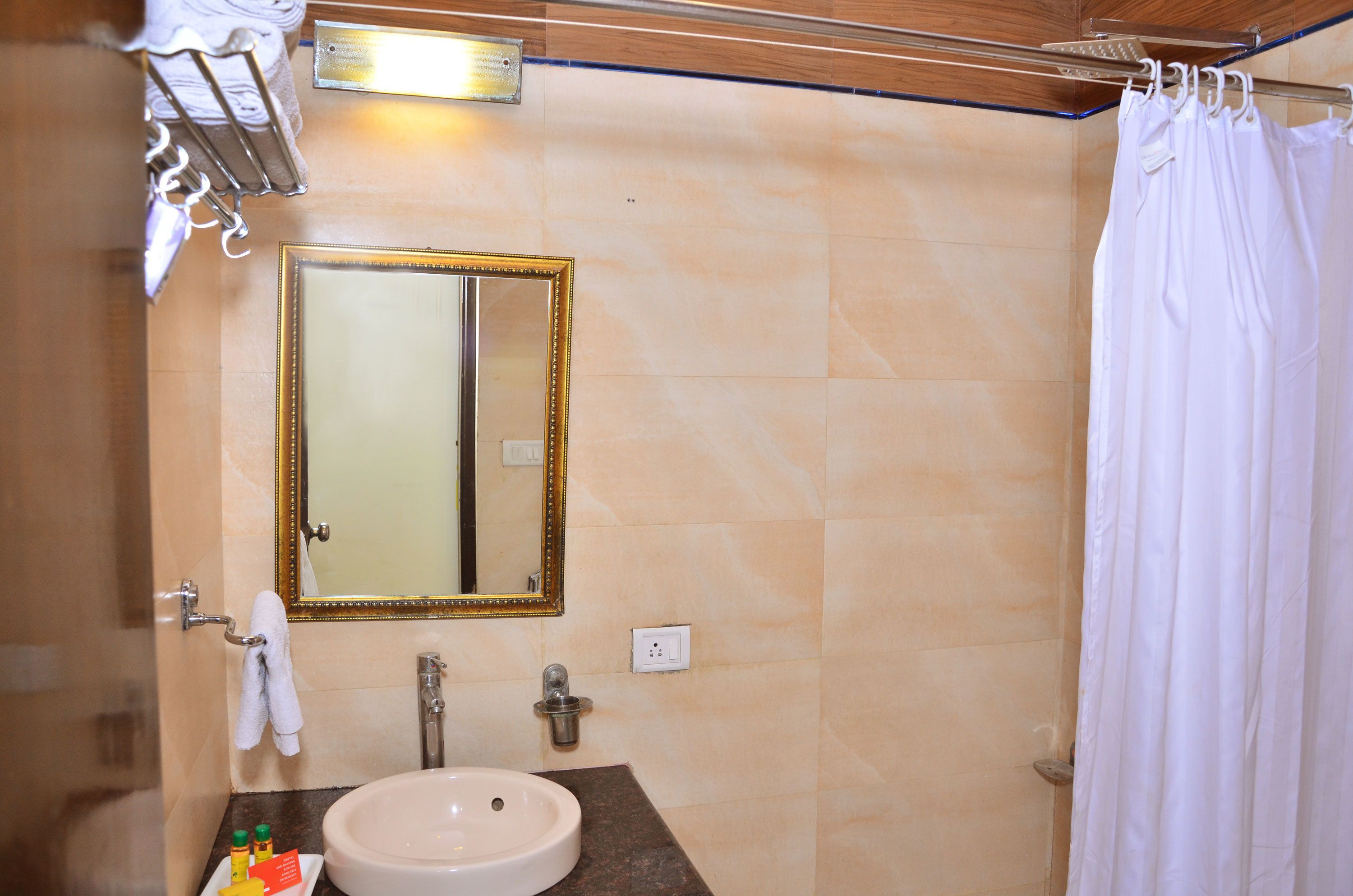 deluxe room | bathroom | shower, free toiletries, hair dryer, towels