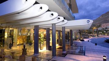 Voorkant accommodatie - avond/nacht