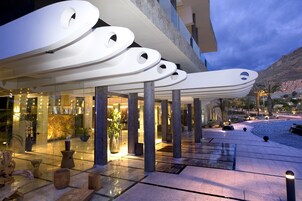 住宿正面 - 傍晚/夜晚