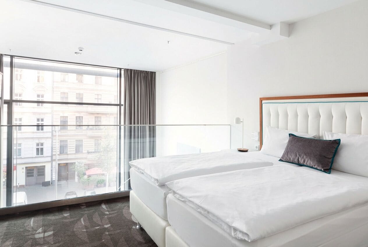 Deluxe Suite | Hypo-allergenic bedding, in-room safe, individually decorated