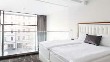 Deluxe Suite | Hypo-allergenic bedding, in-room safe, individually decorated