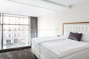 Deluxe Suite | Hypo-allergenic bedding, in-room safe, individually decorated