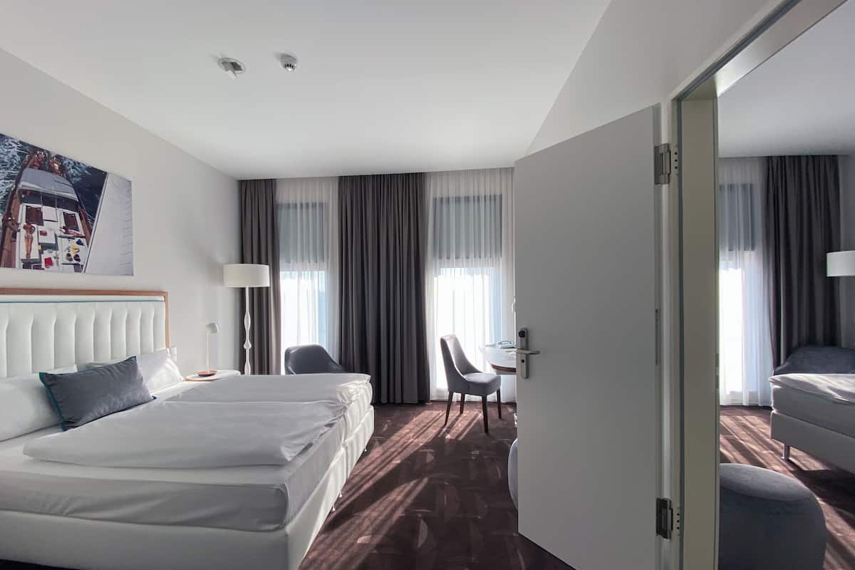 Suite – junior | Allergitestet sengetøy, safe på rommet og individuelt dekorert