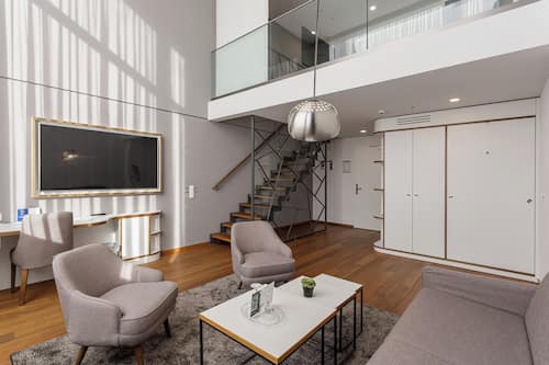 Suite Deluxe | Zona de estar | Una televisión de pantalla plana, juguetes