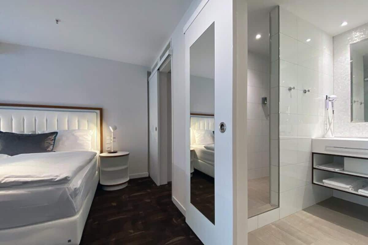 Deluxe Suite | Hypo-allergenic bedding available, in-room safe, desk, blackout drapes