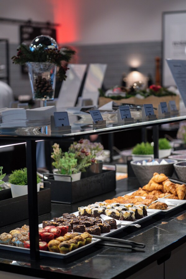 Daily buffet breakfast (EUR 25 per person) - MOA Berlin   (Berlin)