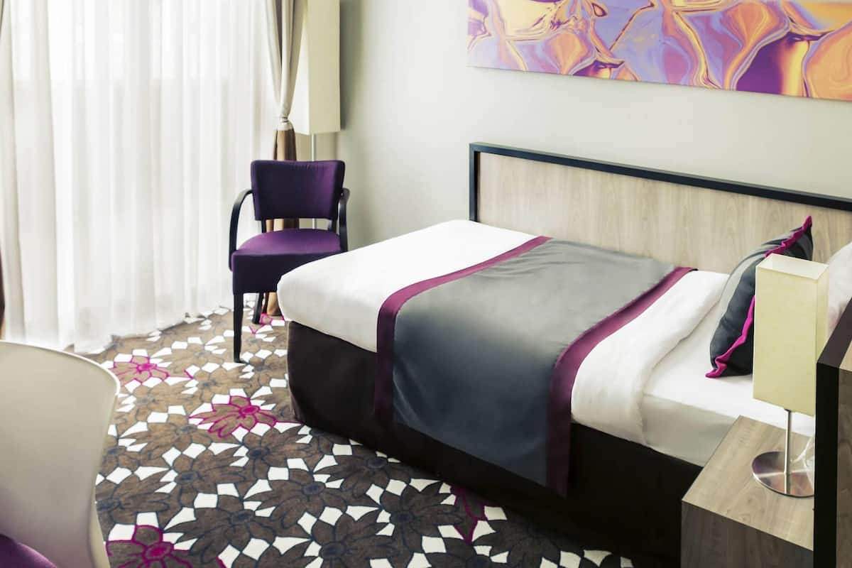 Standard Room, 1 Large Twin Bed | 1 bedroom, hypo-allergenic bedding, in-room safe, individually decorated