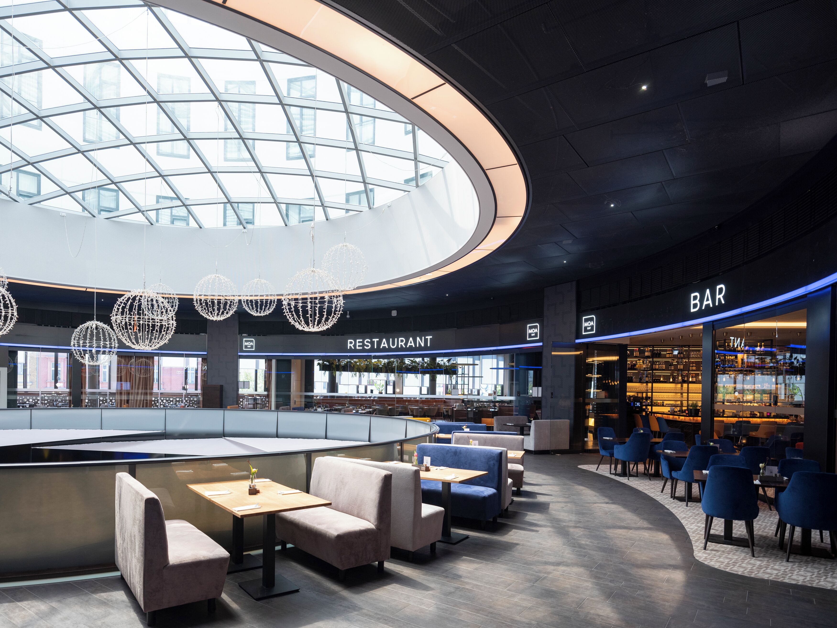 朝食、ランチ、ディナーに営業