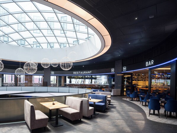 早餐，供應午餐和晚餐