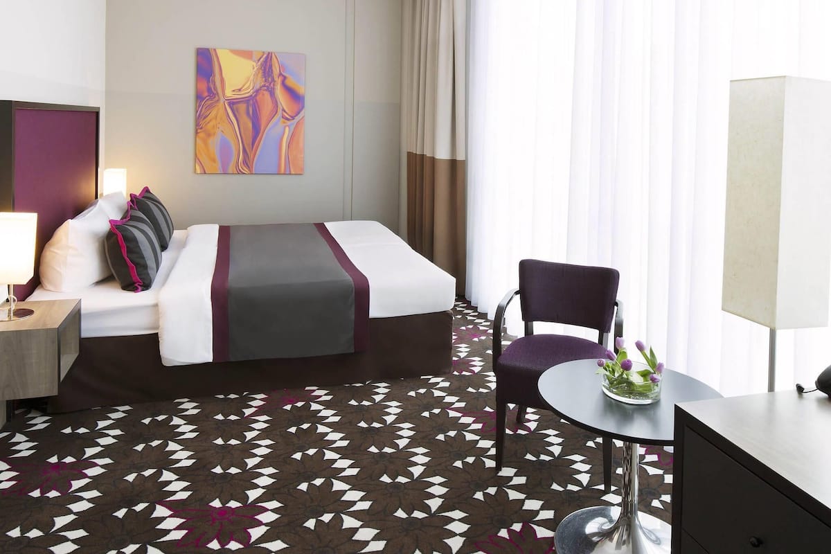 Standard Room, 1 Queen Bed | 1 bedroom, hypo-allergenic bedding, in-room safe, individually decorated