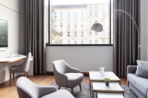 Deluxe Suite | Hypo-allergenic bedding, in-room safe, individually decorated