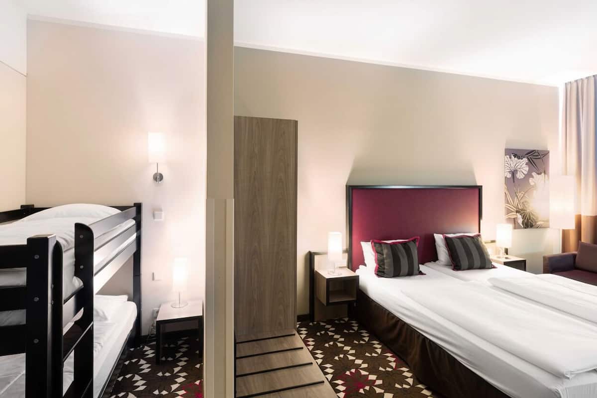 Camera familiare | Biancheria da letto ipoallergenica, una cassaforte in camera