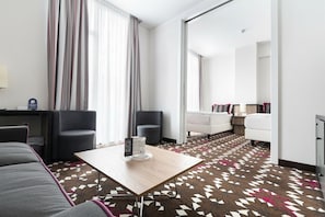 Suite Superior | Area soggiorno | TV a schermo piatto, giocattoli