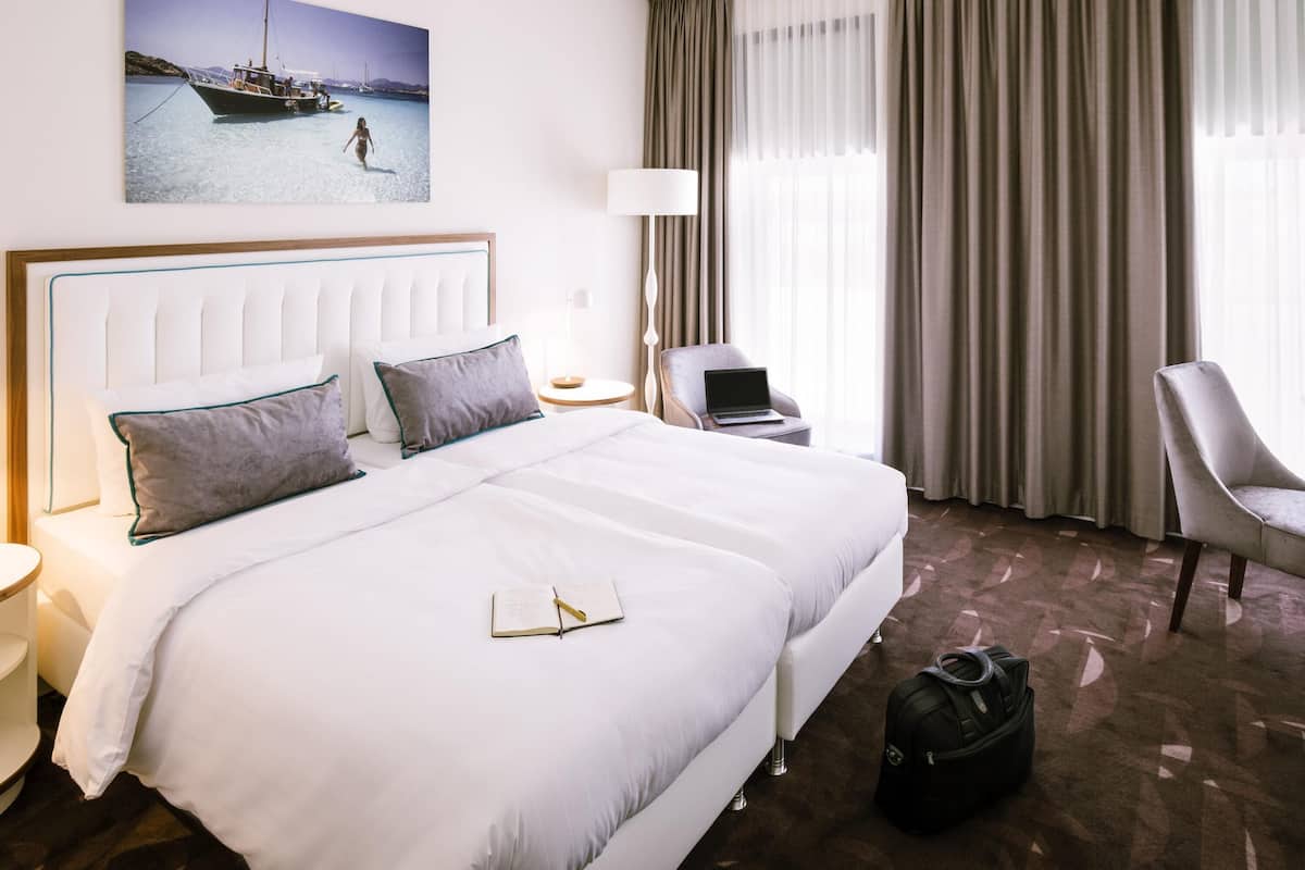 Superior Room, 1 Queen Bed | 1 bedroom, hypo-allergenic bedding, in-room safe, individually decorated