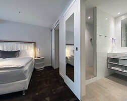 Deluxe Suite | Hypo-allergenic bedding, in-room safe, individually decorated