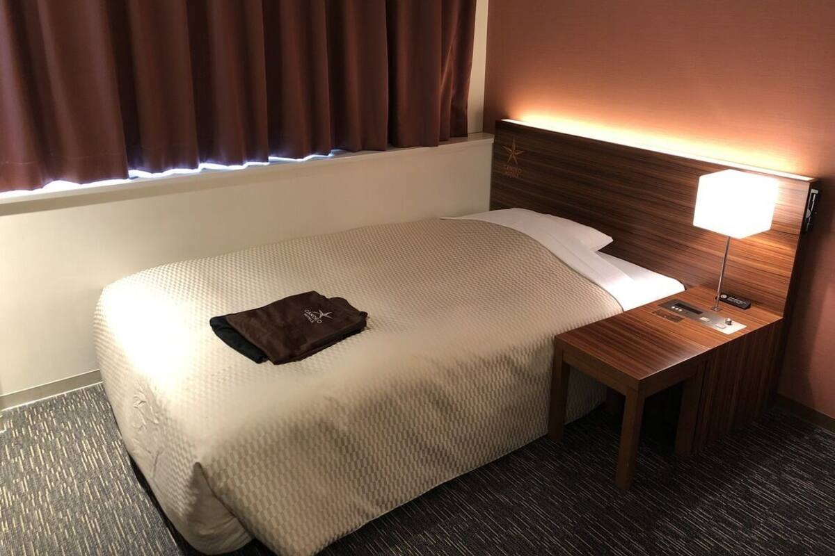 Ropa de cama de alta calidad, escritorio y sistema de insonorización