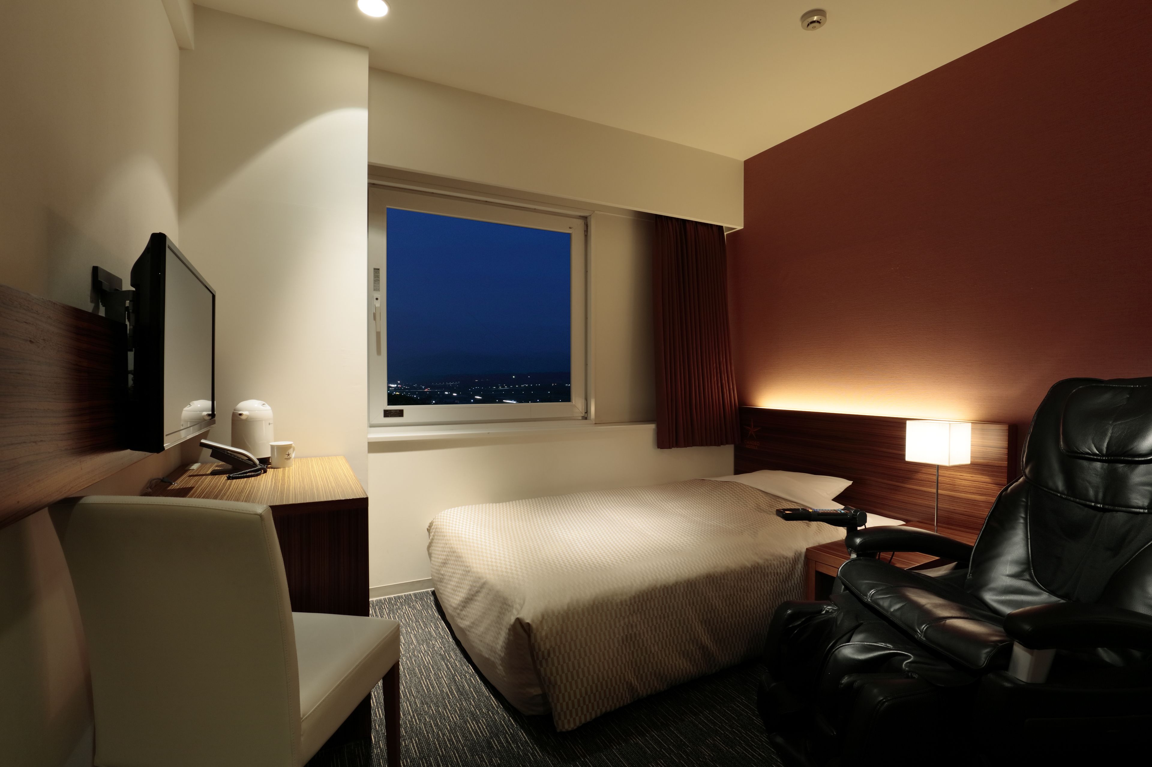 1 bedroom, premium bedding, desk, soundproofing