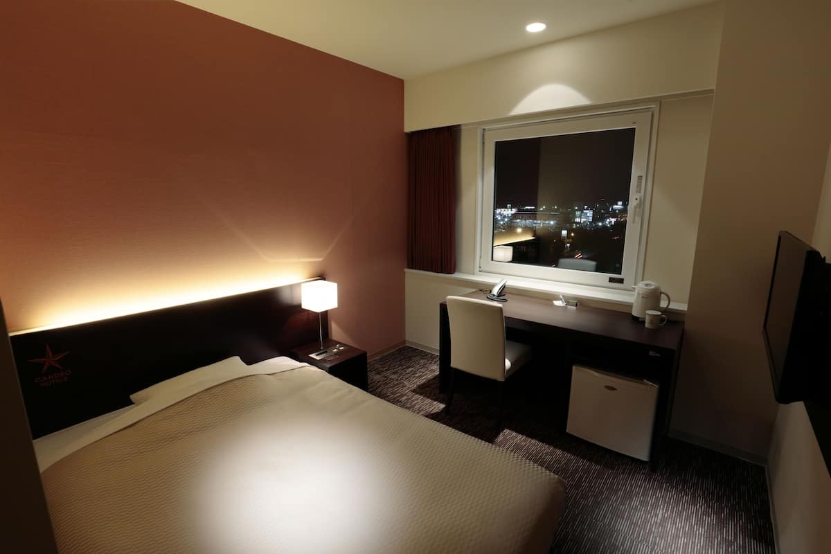 1 bedroom, premium bedding, desk, soundproofing