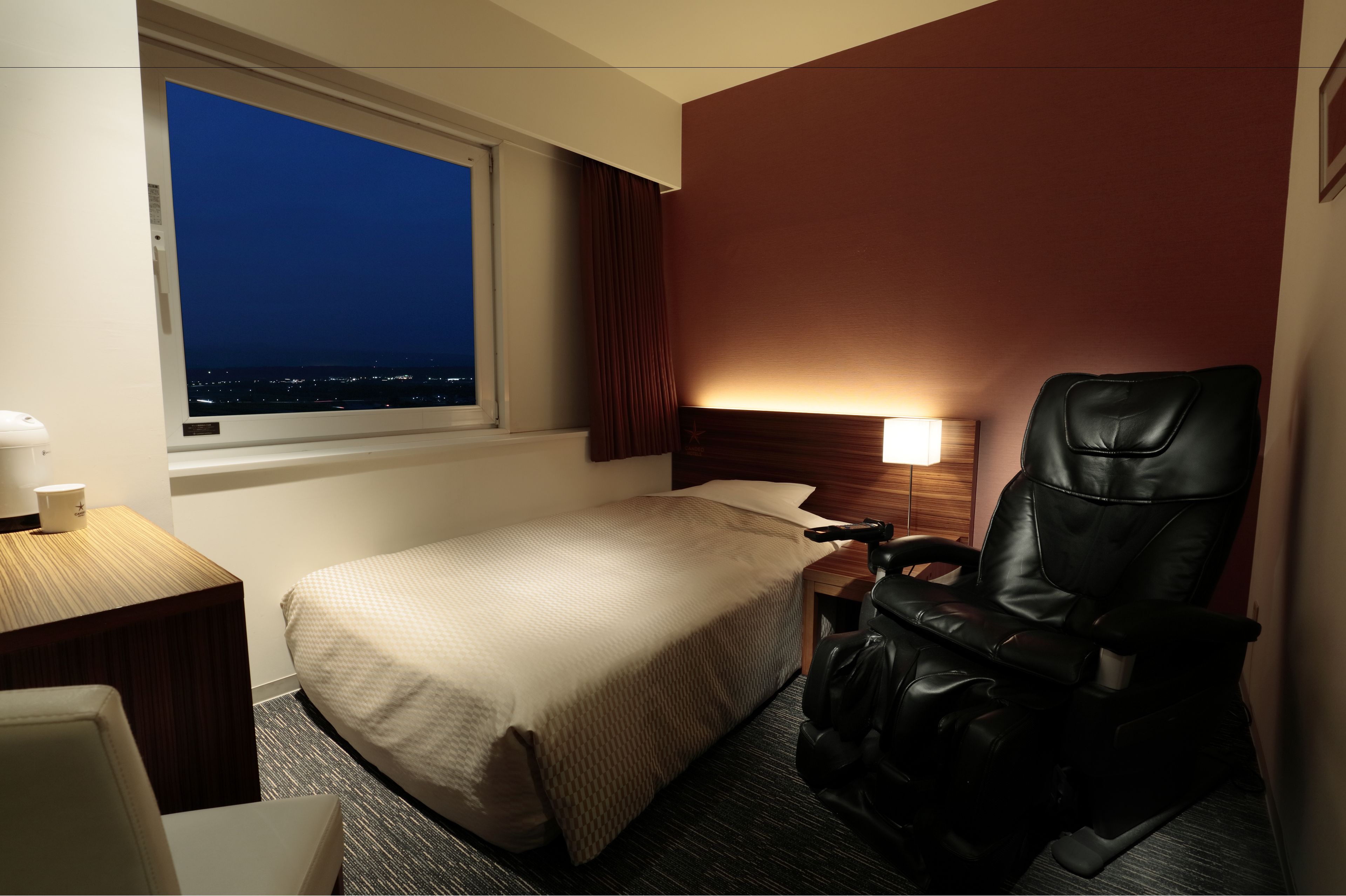 1 bedroom, premium bedding, desk, soundproofing