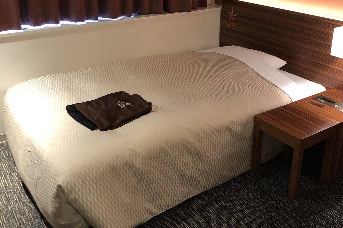 Ropa de cama de alta calidad, escritorio y sistema de insonorización