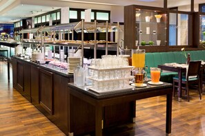 Café da manhã com buffet todos os dias (EUR 24 por pessoa)