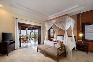 Seprai premium, minibar, brankas, dan meja kerja