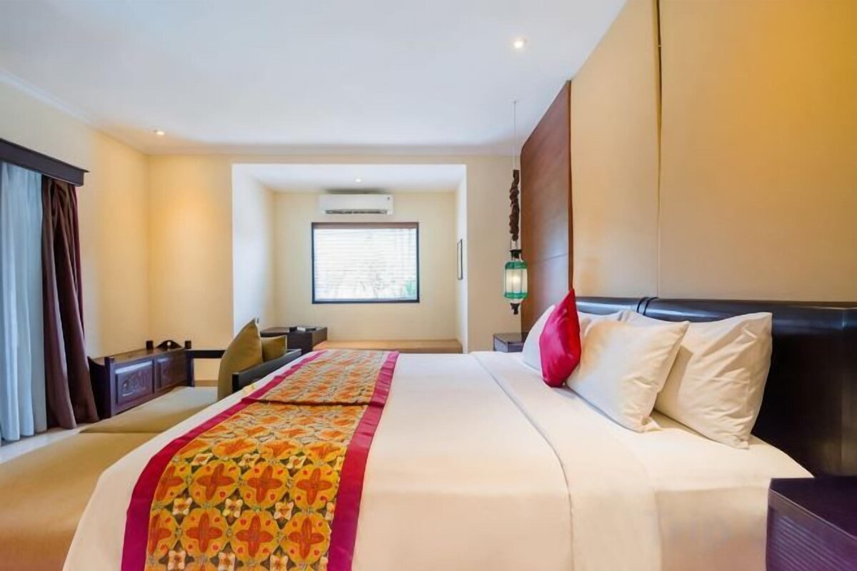 Premium bedding, minibar, in-room safe, desk