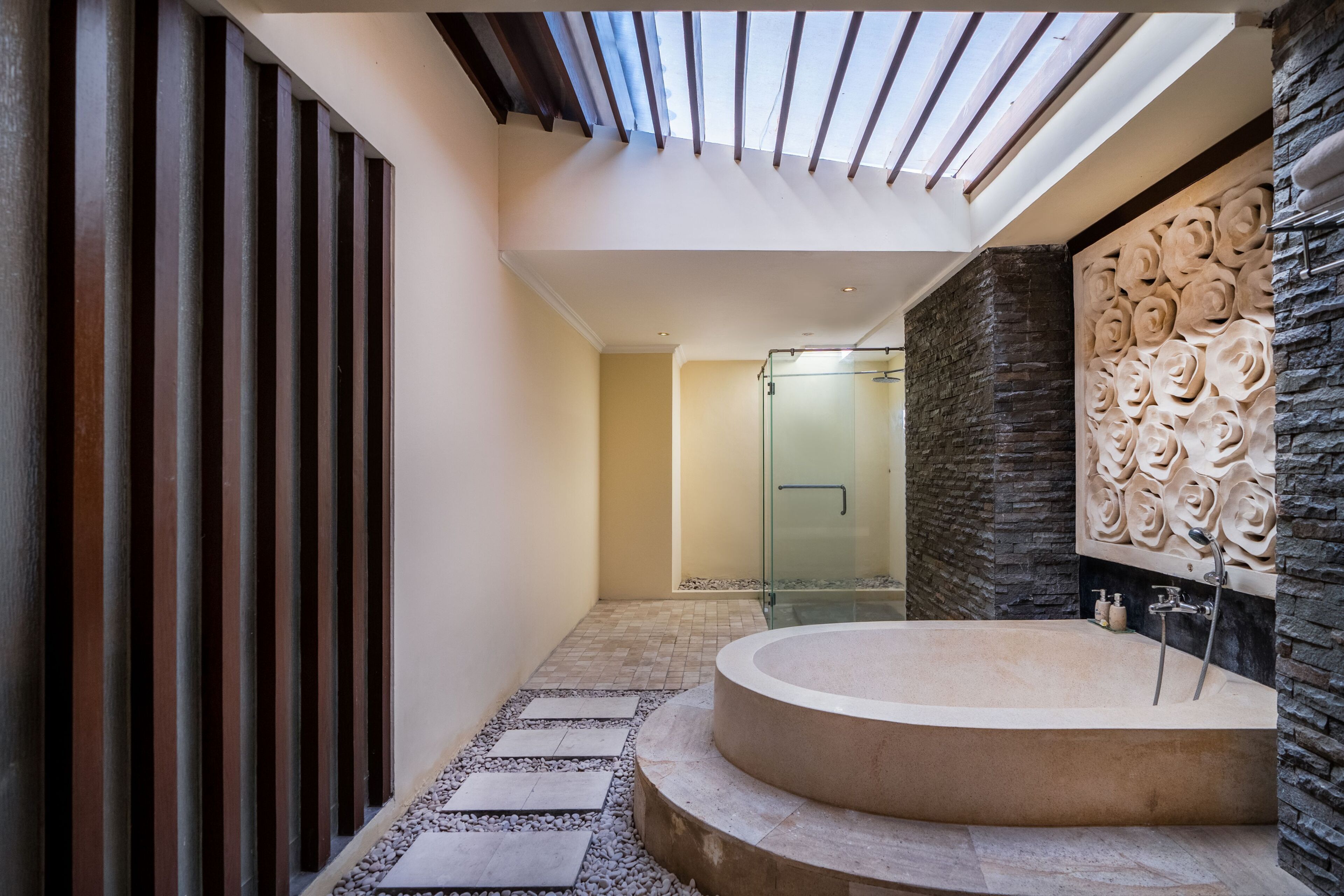 Villa, 1 slaapkamer, privézwembad | Badkamer | Een aparte badkuip en douche, een regendouche, gratis toiletartikelen