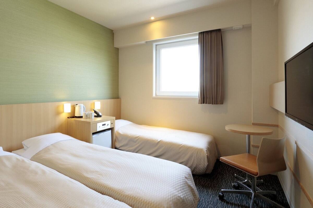 Premium bedding, desk, soundproofing, WiFi (free)