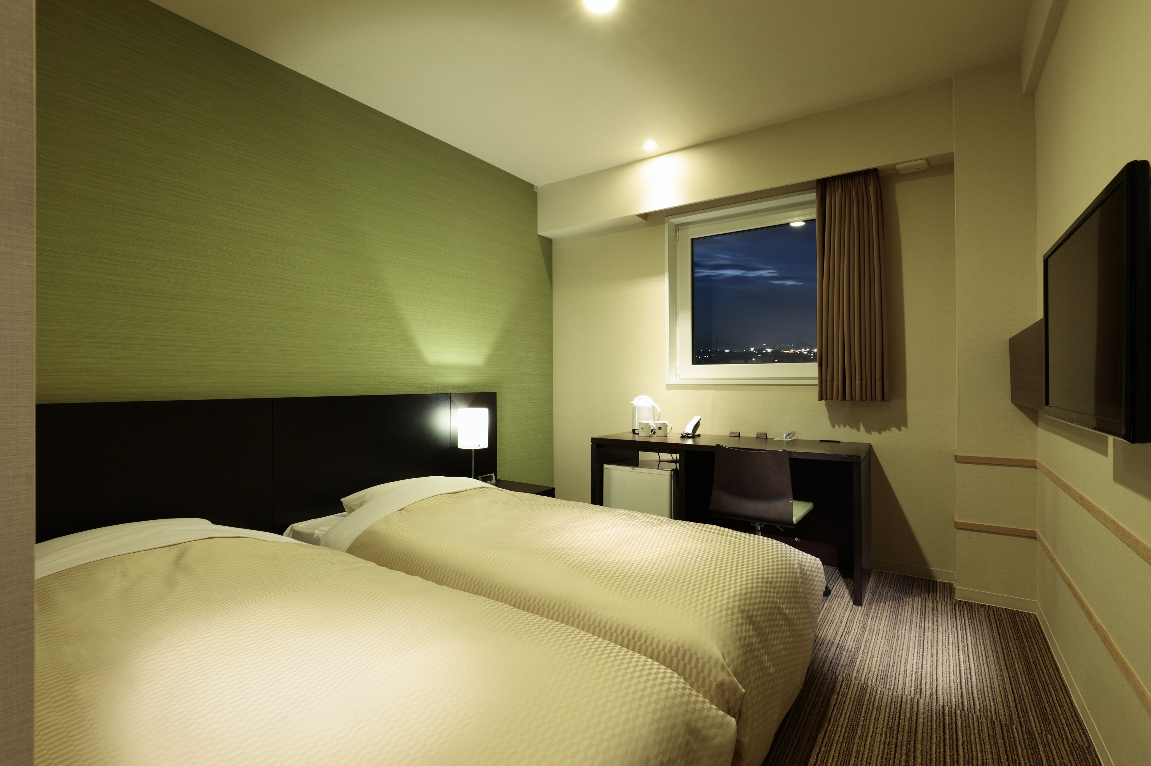 premium bedding, desk, soundproofing, free wifi