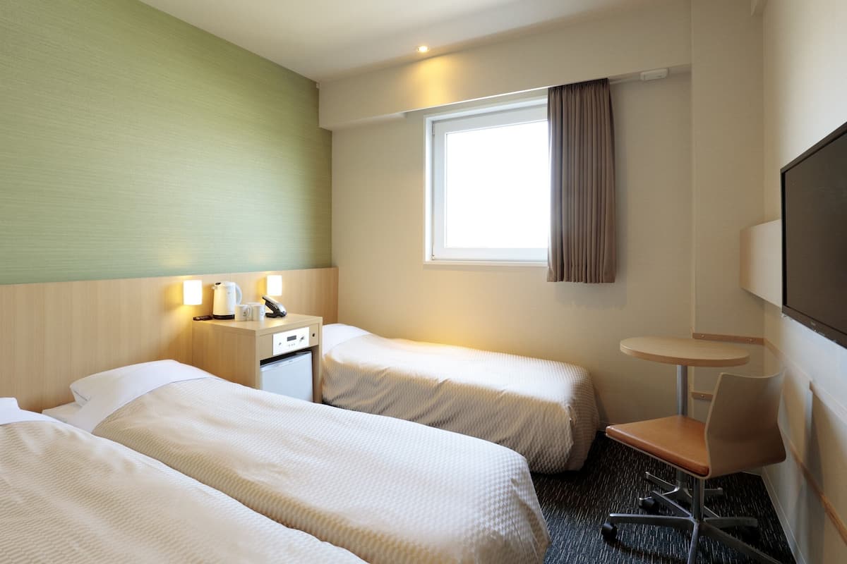 Premium bedding, desk, soundproofing, WiFi (free)