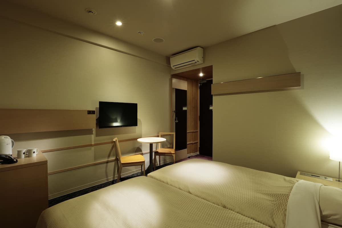 premium bedding, desk, soundproofing, free wifi