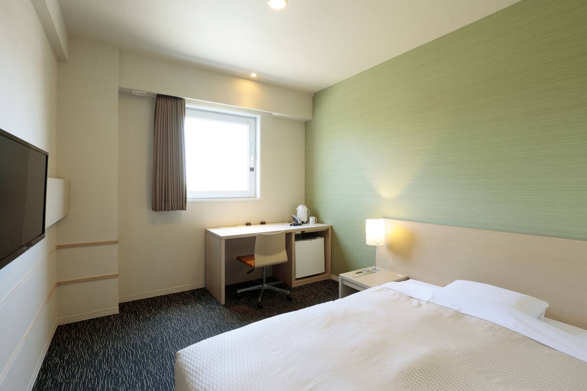 Premium bedding, desk, soundproofing, WiFi (free)