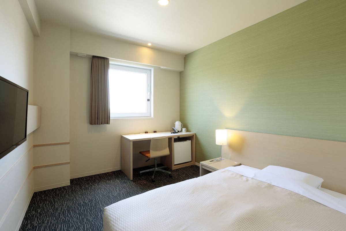 Premium bedding, desk, soundproofing, free WiFi