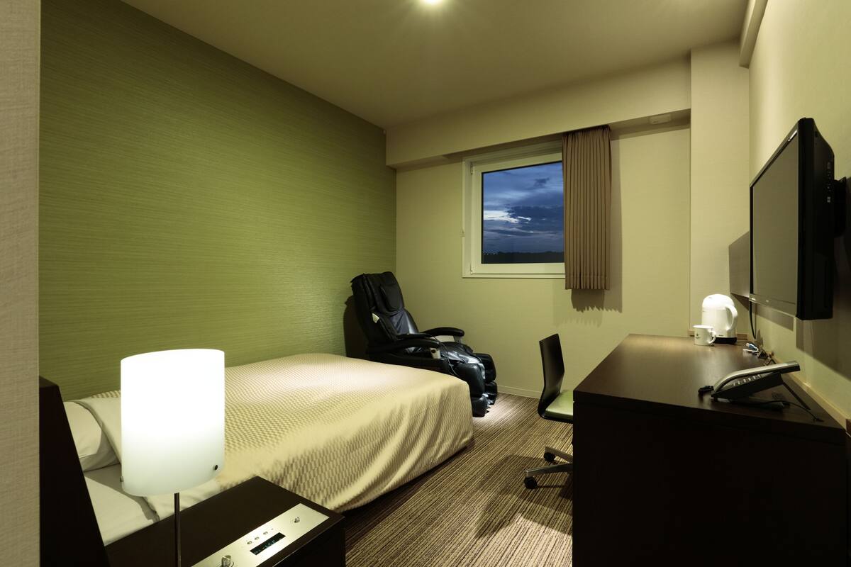 Premium bedding, desk, soundproofing, WiFi (free)