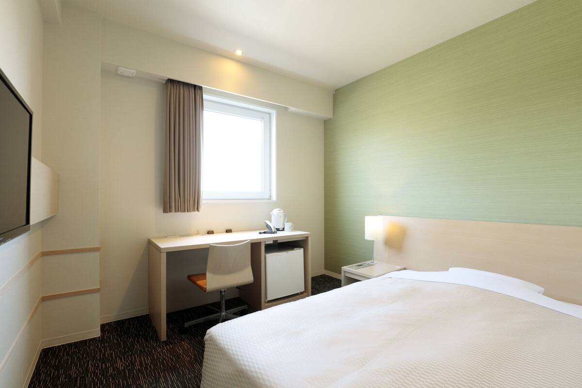 Premium bedding, desk, soundproofing, WiFi (free)