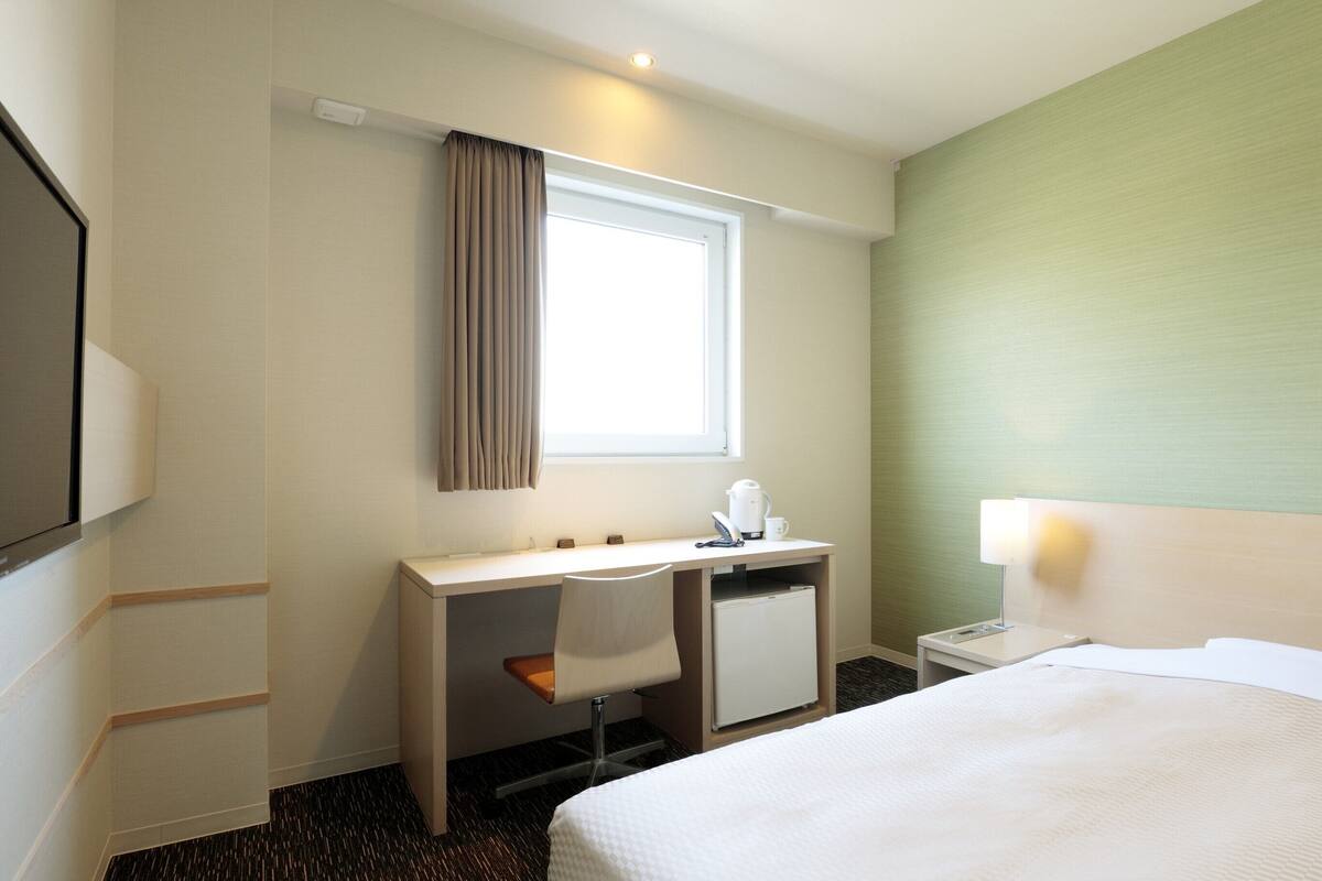 Premium bedding, desk, soundproofing, WiFi (free)