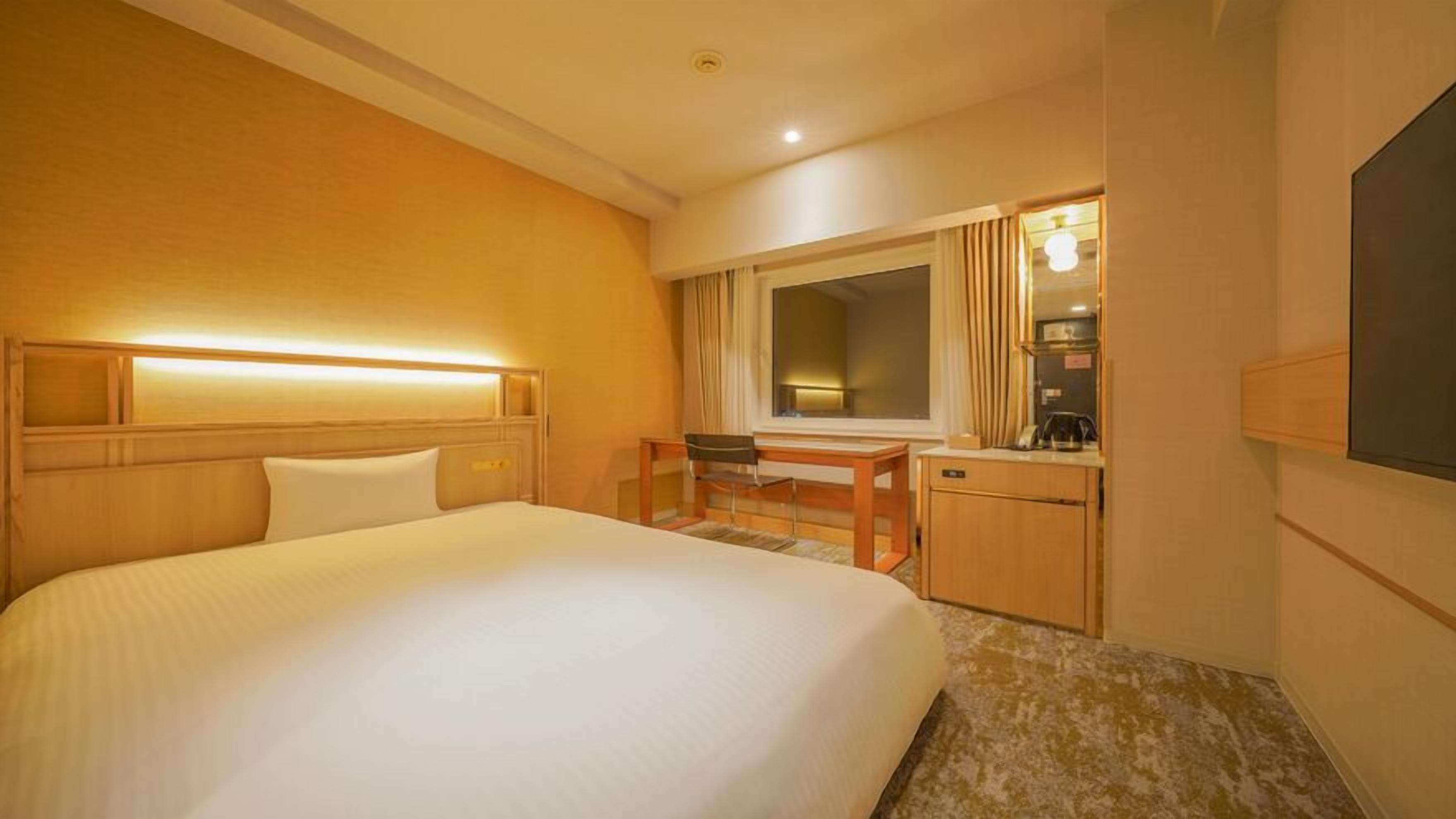 Premium bedding, down comforters, desk, free WiFi