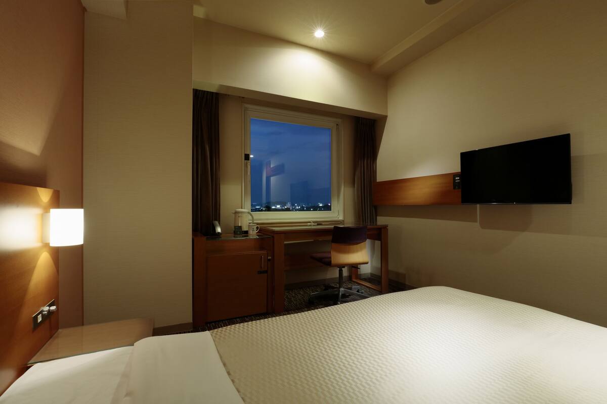 premium bedding, down duvets, desk, free wifi