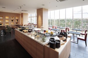 Daily buffet breakfast for a fee