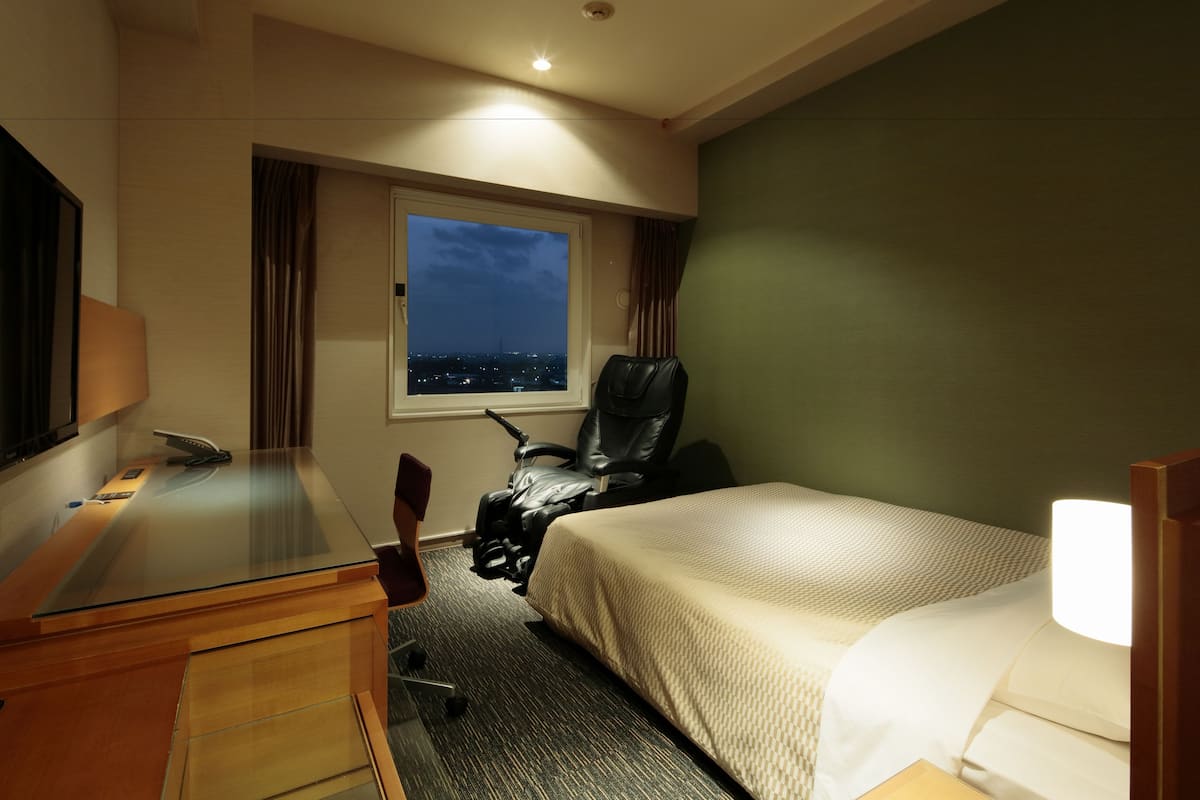Premium bedding, down duvets, desk, free WiFi