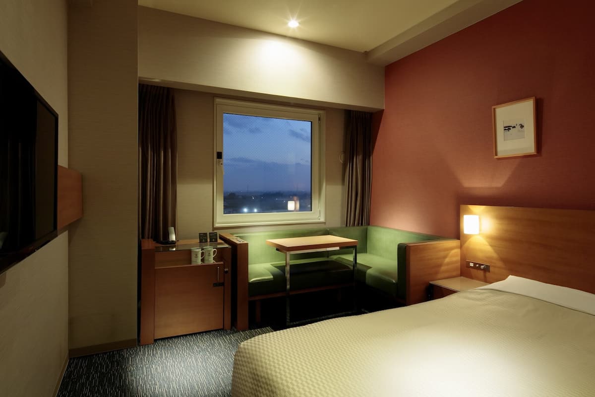 Premium bedding, down comforters, desk, free WiFi