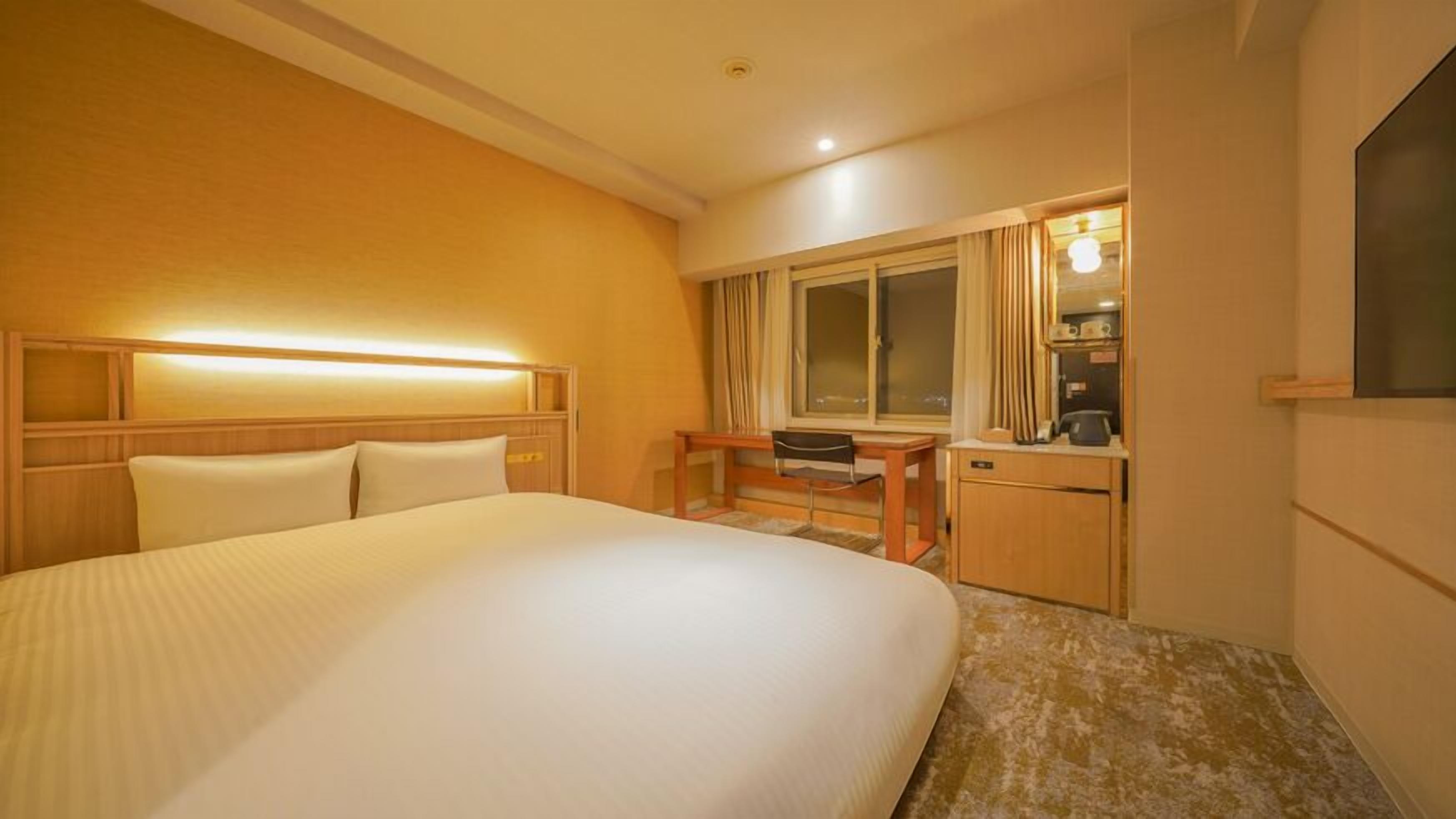 Premium bedding, down comforters, desk, free WiFi
