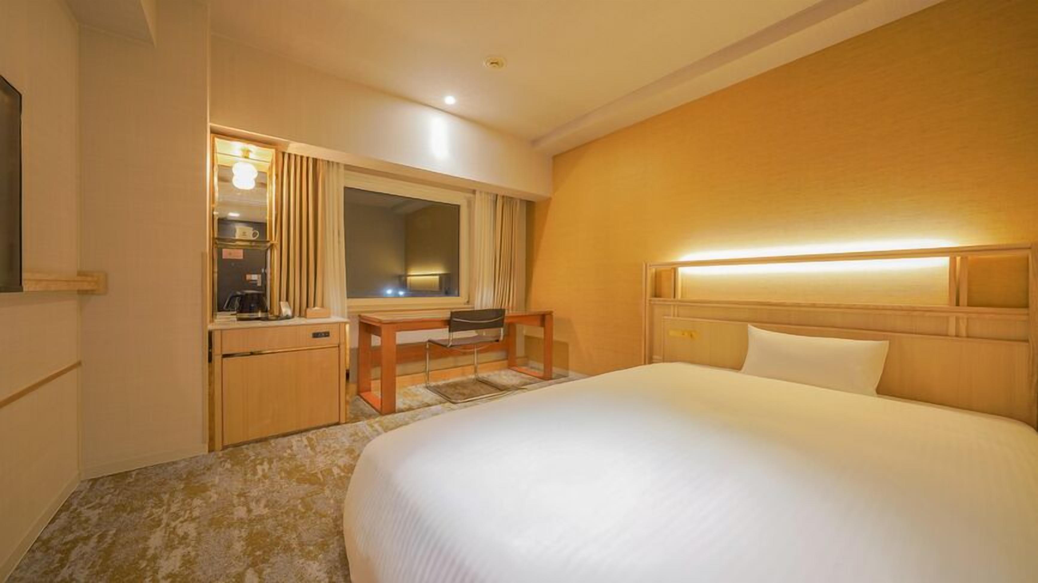 Premium bedding, down comforters, desk, free WiFi