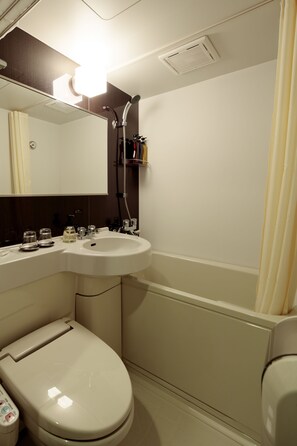 Ensemble baignoire-douche, articles de toilette (gratuits)